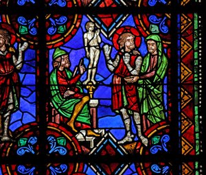 Fenster w06, Darstellung der Geschichte des Heiligen Julian von Brioude - Heiliger Ferreol, ein Freund von Julian, der während der Diokletianischen Verfolgungen starb, wird gezwungen, Götzen zu verehren von French School