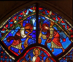 Fenster w0, Darstellung von Engeln mit Weihrauchfässern von French School