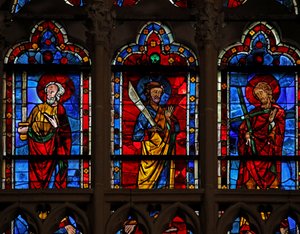 Fenster w102, den Heiligen Matthias, den Heiligen Bartholomäus und den Heiligen Andreas darstellend von French School