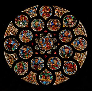 Fenster w108 mit dem Neuen Bund: oben Christus (Alpha und Omega), dann die vier Symbole der Evangelisten, zwei Tugenden an den äußeren Enden und die Ar... von French School