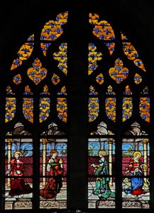 Fenster w11 zeigt heraldische Adler des Wappens der Montmorencys