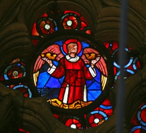 Fenster w141 mit Darstellung eines Engels, der Kronen trägt