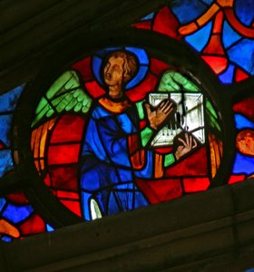 Fenster w141 mit Darstellung eines Engels mit einem Musikinstrument