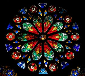 Fenster w17, eine Rose mit naturalistischem Design darstellend von French School