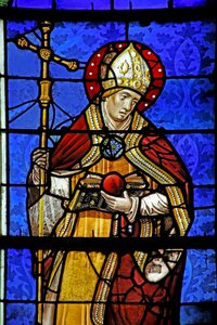 Fenster w18, Darstellung von St. Augustinus hält ein brennendes Herz