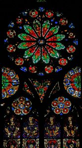 Fenster w18, eine Rose mit naturalistischem Design darstellend