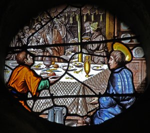 Fenster w18, das eine Szene aus dem Leben des heiligen Ivo darstellt