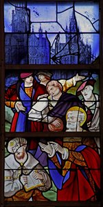 Fenster w1 mit einer Szene aus dem Leben des Heiligen Petrus: Simon Magus und Petrus debattieren; die Kathedrale von Rouen und St. Maclou im Hintergrund