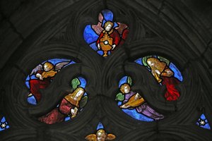 Fenster w1, Engelmusiker und die Hostie darstellend