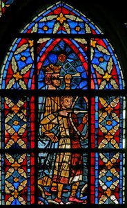 Fenster w209, eine Szene aus dem Leben des heiligen Savinien darstellend: ein Bogenschütze zielt auf Savinien, der an eine Säule gebunden ist, trifft aber stattdessen den Kaiser ins Auge von French School