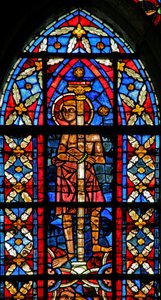 Fenster w209, eine Szene aus dem Leben des heiligen Savinien darstellend: ein Bogenschütze zielt auf Savinien, der an eine Säule gebunden ist, trifft aber stattdessen den Kaiser ins Auge von French School