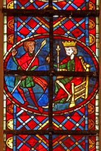 Fenster w211 zeigt eine Szene aus dem Leben des St. Vincent: ein Soldat erzählt dem Kaiser Dacien, dass Vincent den Gefängniswärter bekehrt hat von French School