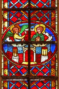 Fenster w211 zeigt eine Szene aus dem Leben des St. Vincent: ein Engel besucht ihn im Gefängnis von French School