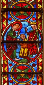 Fenster w213, Darstellung einer Szene aus dem Leben von St. Thomas: der Heilige bei einem Hochzeitsbankett für die Tochter des Königs von Indien wird von einem Mundschenk geohrfeigt; ein Löwe entfernt seinen Arm; Thomas ruht von French School