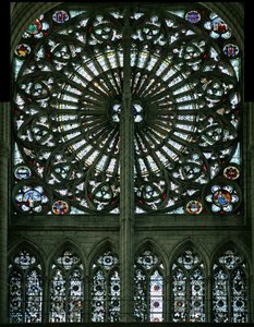 Fenster w219 zeigt die Evangelisten und Grisaille (Rosettenfenster - innen) von French School