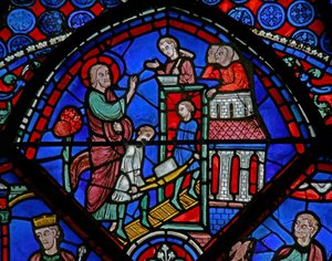 Fenster w23 mit einer Szene aus dem Leben des Heiligen Thomas: der Heilige baut eine Kirche