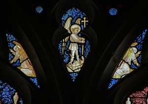 Fenster w27 zeigt den Heiligen Michael