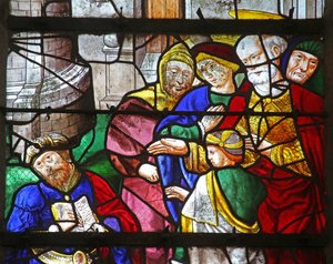 Fenster w2, St. Petrus mit Simon Magus, der seine Bücher zerreißt