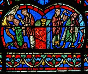 Fenster w4 mit einem Priester, der die Absolution erteilt