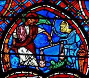 Fenster w4 mit einer Szene aus dem Jüngsten Gericht: St. Michael wiegt die Seelen von French School