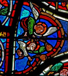 Fenster w6 mit Engeln mit Weihrauchfässern