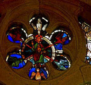 Fenster w85 mit Christus, umgeben von sechs Tauben und hält die siebte, die den Heiligen Geist symbolisiert von French School
