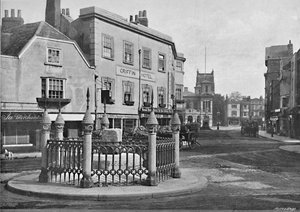 Krönungsstein und Marktplatz, Kingston-on-Thames von Frith and Co