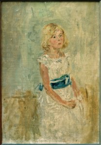 Blondes Mädchen mit blauer Schärpe