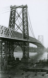 Williamsburg-Brücke über den East River während des Baus, 1898