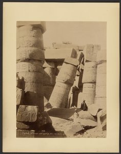 (Karnak) Großer Tempel, Hypostylhalle, Innenansicht, geneigte Säule von G. Lekegian