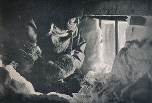 Schneeräumung vom Fenster der Hütte am Kap Adare, ca. 1911, 1913 von G. Murray Levick