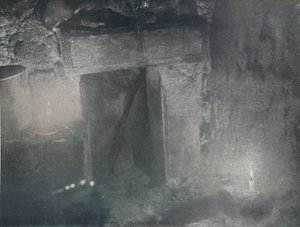 Innenseite der Tür eines Iglus im Licht von Tranlampen, um 1911, 1913 von G. Murray Levick