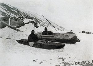 Die zwei Kajaks an Land, ca. 1911, 1913 von G. Murray Levick