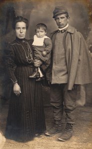 Postkarte mit einem Infanteriesoldaten, Kanonier, in der Uniform des Krieges mit seiner Familie, 16031917