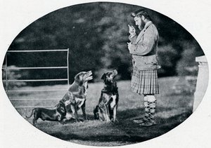 Mr. Francis Clark, The Queens Gillie, mit drei ihrer Lieblingshunde von G. W. Wilson and Company