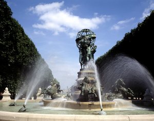 Ansicht des Brunnens der vier Teile der Welt, auch bekannt als Brunnen des Observatoriums oder Carpeaux-Brunnen, im Place Camille Jullian in Paris im Marco Polo Garten. Dieser Bronzebrunnen wurde zwischen 1867 und 1874 von Architekt Gabriel Davioud erbaut. von Gabriel Jean Antoine Davioud