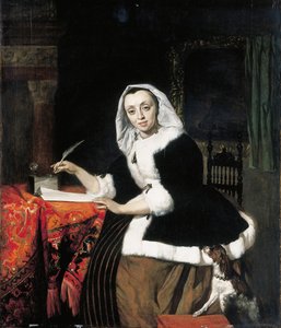 Eine elegante Dame schreibt an ihrem Schreibtisch, mit einem Hund neben ihr