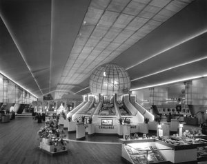 Beleuchteter Globus aus Cel-O-Glass in der Halle der Landwirtschaft auf der Weltausstellung in New York, 1939 von Gabriel Moulin