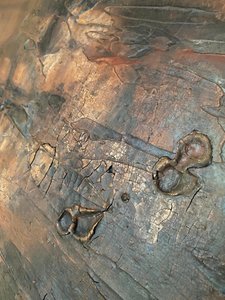 Rissige Bronze-Patina