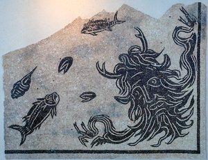 Mosaik, das den Kopf des Ozeangottes mit Meerestieren darstellt