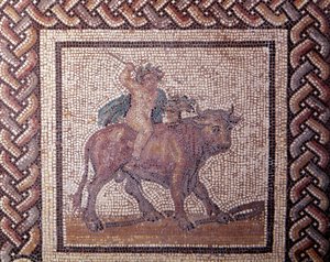 Gallorömische Kunst: Mosaikpflaster, das einen rustikalen Kalender darstellt. Allegorie des Frühlings reitet auf einem Stier. Ende 2., Anfang 3. Jahrhundert n. Chr. Aus Saint-Romain-en-Gal (Rhône). Saint-Germain-en-Laye, Nationalmuseum für Archäologie von Gallo Roman