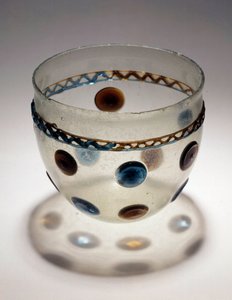 Gallische Kunst: Glastasse mit farbigen Tabletten. Ende des 4. Anfang des 5. Jahrhunderts nach Christus. Aus Breny. Saint Germain en Laye, Museum für Nationalarchäologie