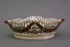 Brotkorb aus dem Porzellan-Dinnerservice des Ordens des Heiligen Georg des Siegreichen, Gardner Porzellanmanufaktur, 1777 von Gavriil Ignatievich Kozlov