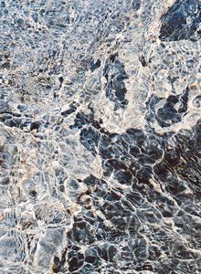 Sonnenbeschienene Wasserstrukturen von Gemma Bardot