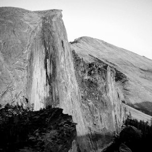Überragende Granitklippen von Gemma Bardot