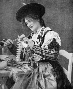 Eine Frau schält kreativ eine Kartoffel, 1922 von Georg Haeckel