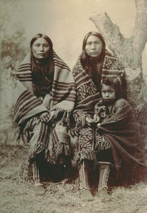 Zwei Comanche-Frauen und ein kleines Kind von George A. Addison