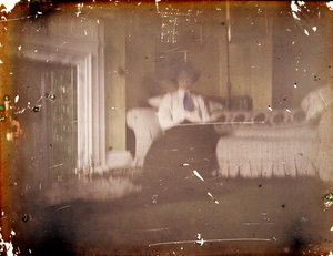 Frau sitzt auf einem Sofa, ca. 1910 (Autochrom)