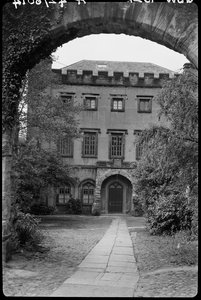 Mauer mit Torbogen vor Nr. 9, The College, County Durham