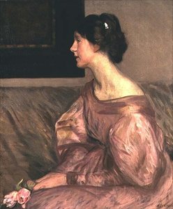 Porträt einer sitzenden Dame, halb im Profil, die zwei rosa Rosen hält und ein rosa Kleid trägt von George Clausen